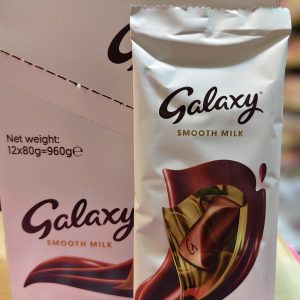 جلاكسي سموث ميلك Galaxy Smooth Milk شوكولاتة بالحليب ناعمة وذائبة بملمس حريري الطعم الكلاسيكي المميز لجلاكسي 🍫🥛 الوزن: 80 جرام للقطعة