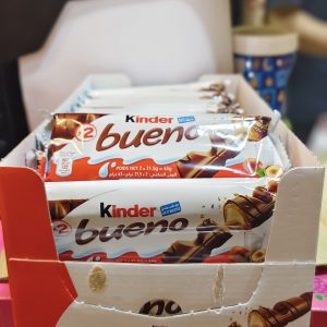 كيندر بوينو 2 صباع ويفر مقرمش محشي بكريمة البندق واللبن مغطى بشوكولاتة الحليب 🍫 الوزن: 43 جرام